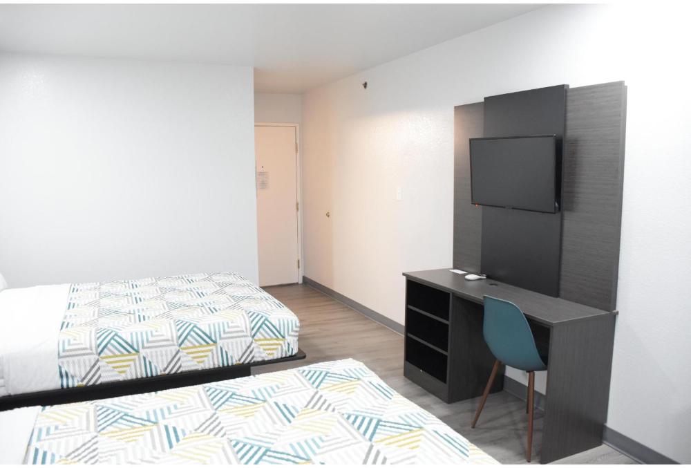 Queen Room with Two Queen Beds - Non-Smoking interior